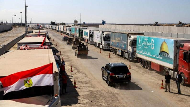 تحقيق استقصائي يكشف: شركات نقل مصرية تفاقم من جوع الغزيّين