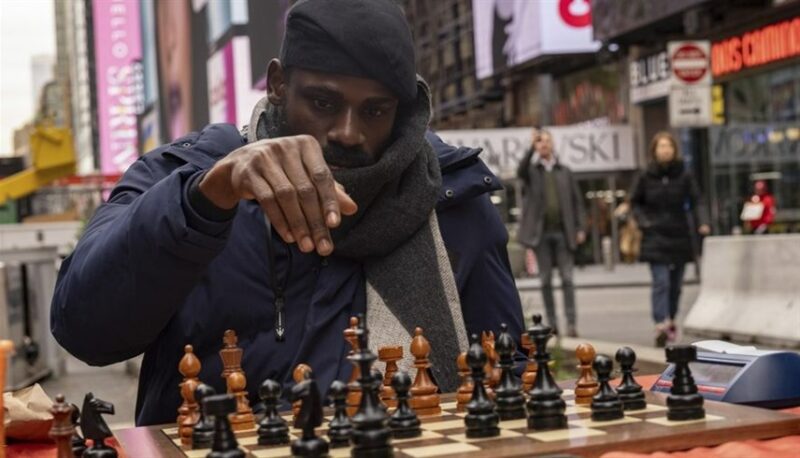 بطل نيجيري في الشطرنج يحطم الرقم القياسي العالمي بلعب 60 ساعة متواصلة