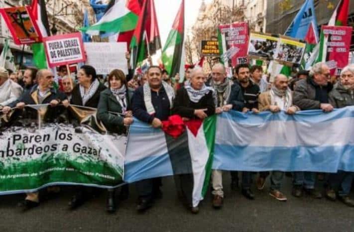 المئات يتظاهرون في الأرجنتين دعما لشعبنا وتنديدا بالإبادة الجماعية في غزة
