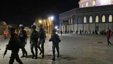 الاحتلال يداهم خيم المعتكفين داخل الأقصى ويعتقل 4 منهم