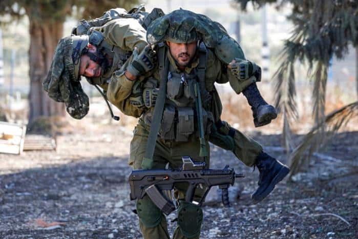 الاحتلال يعترف بإصابة جندي بجروح خطيرة شمال غزة