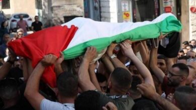 جماهير غفيرة تشيع جثمان الشهيد فاروق الخطيب في قرية أبو شخيدم