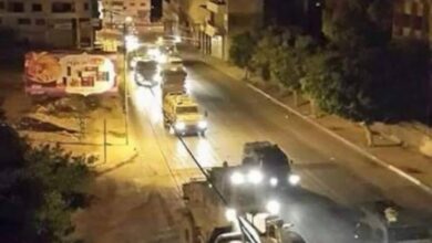 قوات الاحتلال تداهم مدينة نابلس وتقتحم متاجر ومحال صرافة