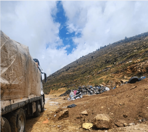 ضبط شاحنة محملة بالنفايات الصلبة في قرية بيت عنان شمال القدس