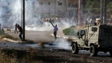 أصيب عدد من المواطنين بحالات اختناق، فجر اليوم السبت، خلال المواجهات التي اندلعت عقب اقتحام قوات الاحتلال بلدة بيت أمر شمال الخليل. وقال الناشط الاعلامي في بيت أمر محمد عوض، إن مواجهات اندلعت عقب اقتحام الاحتلال البلدة، ما أدى إلى اندلاع مواجهات، تخللها اطلاق قنابل الصوت والغاز السام صوب منازل المواطنين، ما أدى الى اصابة العشرات بحالات اختناق. واقتحمت قوات الاحتلال بلدة السموع جنوبا، وبلدة صوريف شمال غرب الخليل، وفتشت عشرات منازل، وعبثت بمحتوياتها.