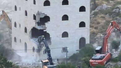 جيش الاحتلال يهدم عمارة سكنية في بلدة إرطاس