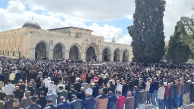 الآلاف يؤدون صلاة الجمعة في المسجد الأقصى والاحتلال يعتدي على المصلين