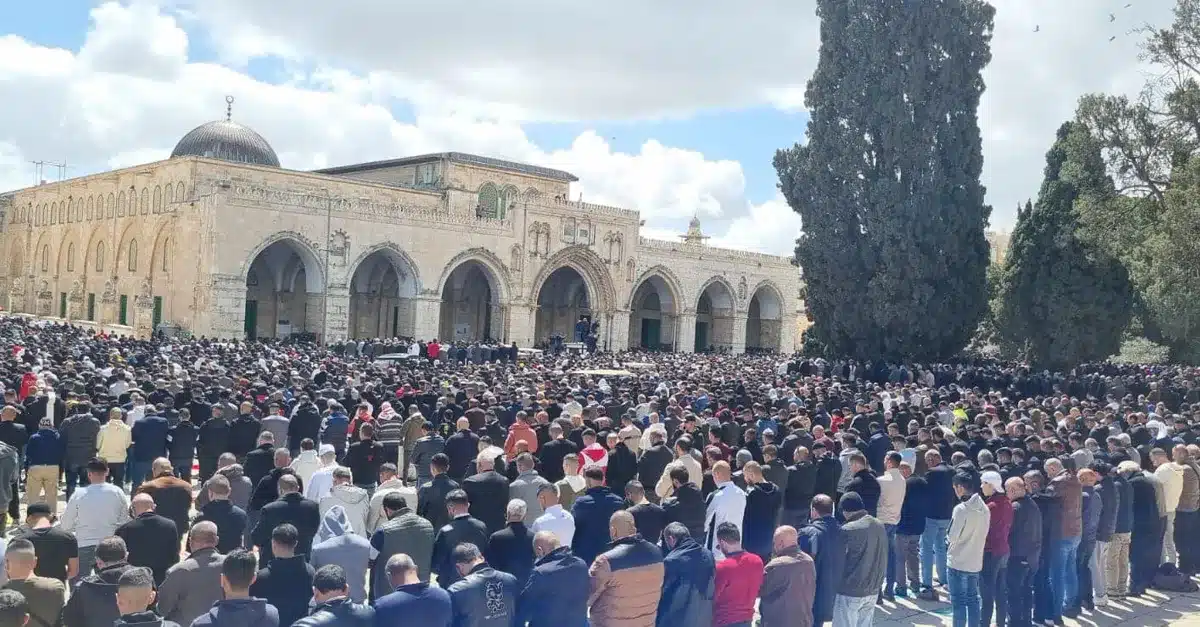 الآلاف يؤدون صلاة الجمعة في المسجد الأقصى والاحتلال يعتدي على المصلين
