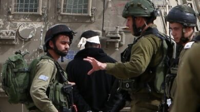 اعتقلت قوات الاحتلال الإسرائيلي، فجر اليوم الخميس، شقيقين من مدينة البيرة. واعتقلت قوات الاحتلال الشقيقين أحمد ومحمد سعادة المحيسري، عقب دهم منزل ذويهما في حي أم الشرايط غرب البيرة، وتفتيشه. وأضافت المصادر ذاتها، أن تلك القوات اقتحمت أحياءً في سطح مرحبا، وجبل الطويل.