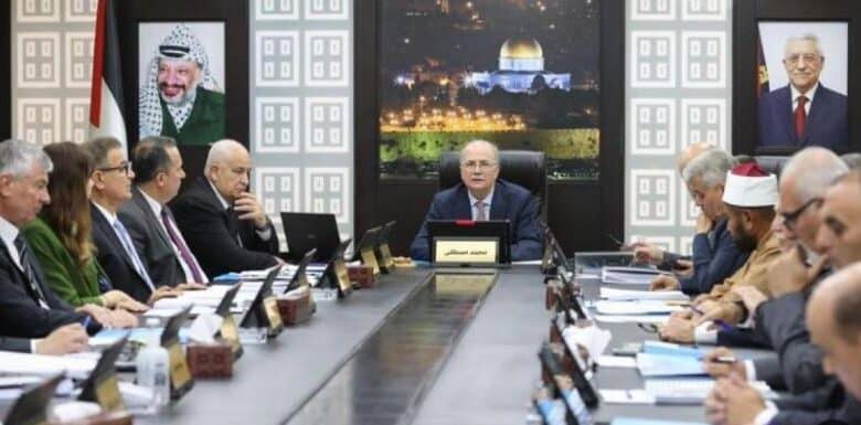 الحكومة تُفعِّل خطة الطوارئ، وصرف الرواتب فور وصول أموال المقاصة