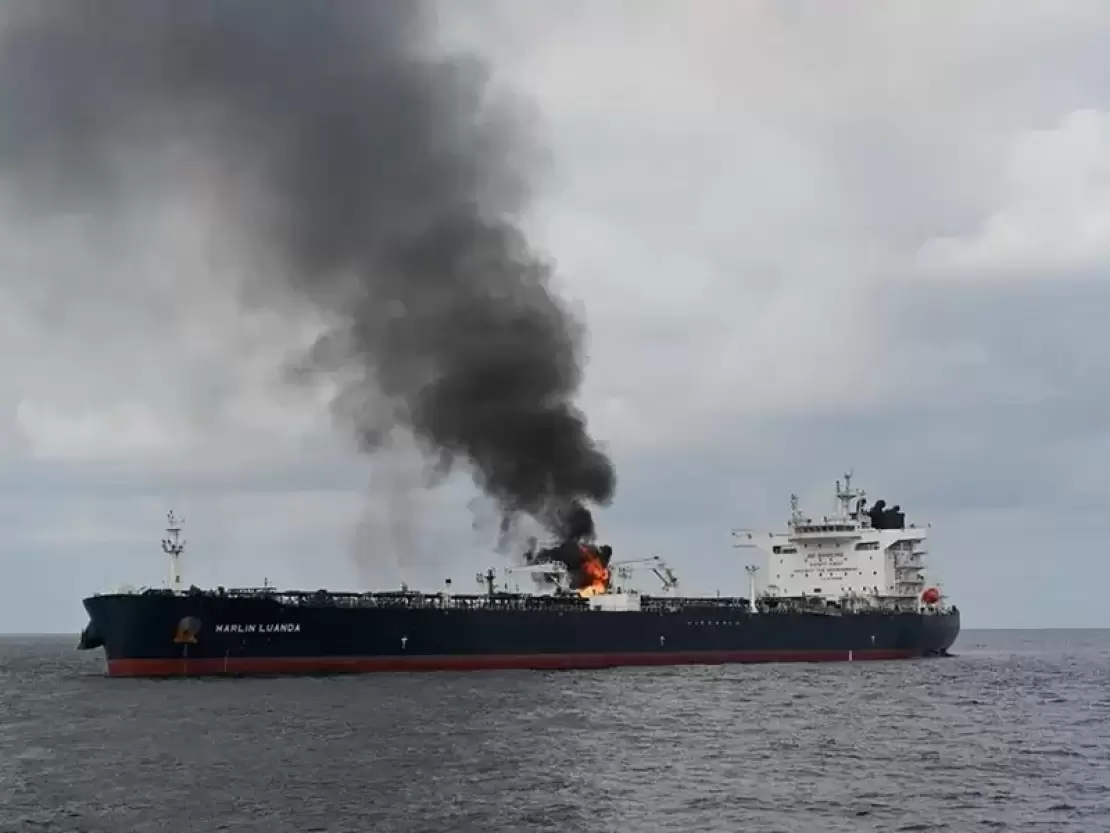 استهداف سفينة قبالة اليمن بثلاثة صواريخ، والماء تسرب إليها.