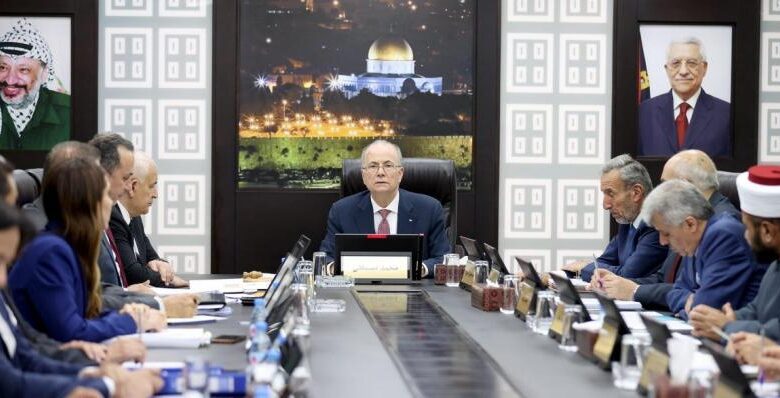 الحكومة: صرف دفعة من الراتب قبل العيد لحين الإفراج عن أموال المقاصة