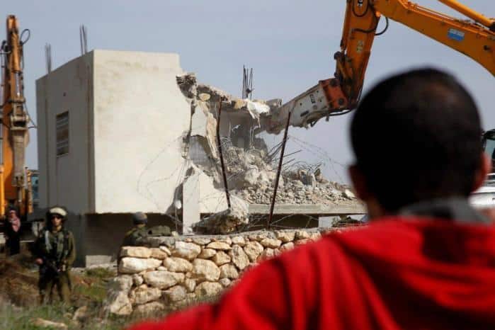 الاحتلال يجبر مقدسيا على هدم بنايته السكنية في القدس ويشرد 50 شخصا