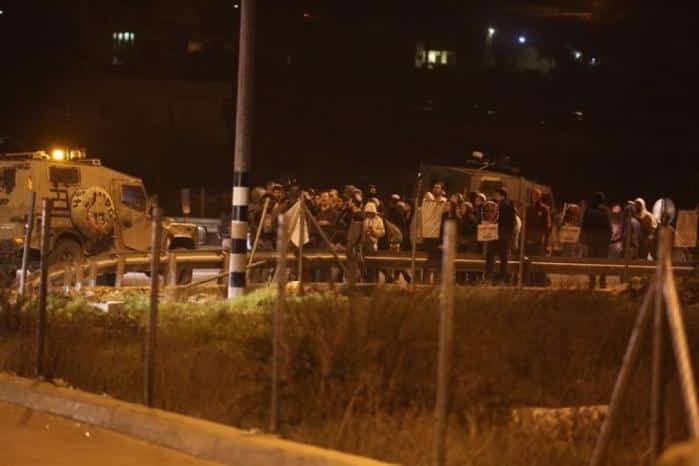 مستوطنون يهاجمون مركبات المواطنين عند المدخل الشمالي لمدينة البيرة