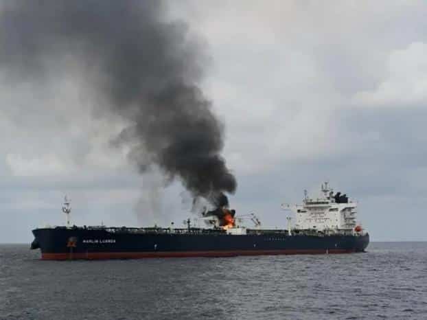 مصادر ملاحية بريطانية: اصابة سفينتي شحن بعدة صواريخ قبالة عدن