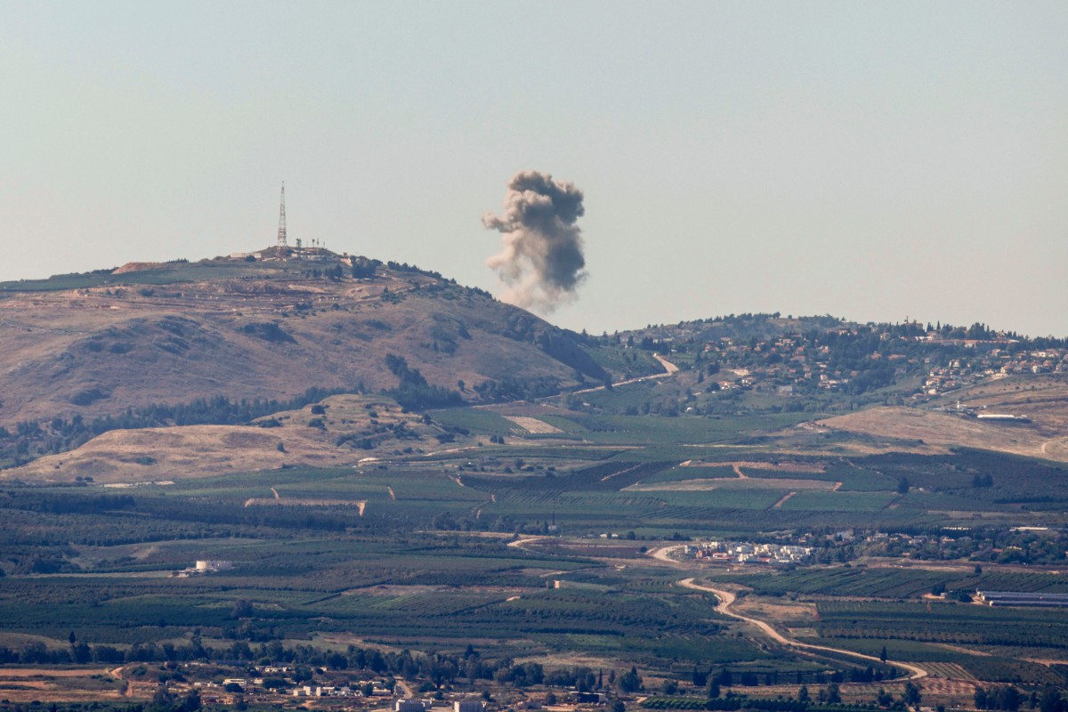 حرائق بالجولان جراء سقوط مسيرتين وصواريخ أطلقت من لبنان