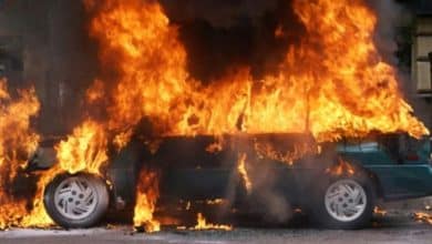 مستوطنون يحرقون مركبة ويهاجمون المنازل جنوب نابلس