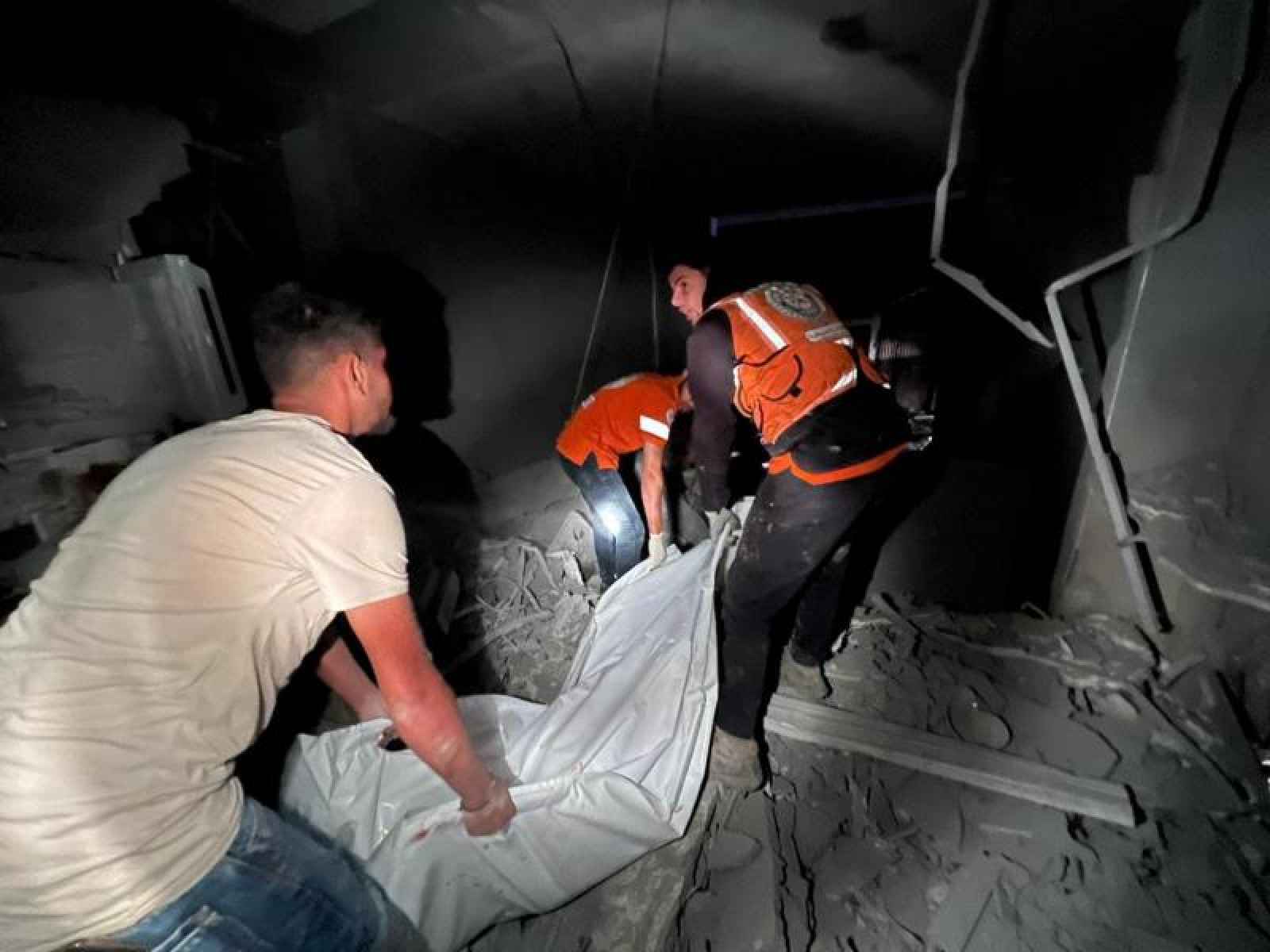 انتشال جثامين 3 شهداء قضوا في استهداف منزل بحي الدرج شرق مدينة غزة