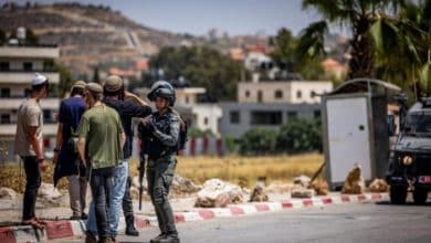 مستوطنون يعتدون على مواطن بغاز الفلفل في حوارة
