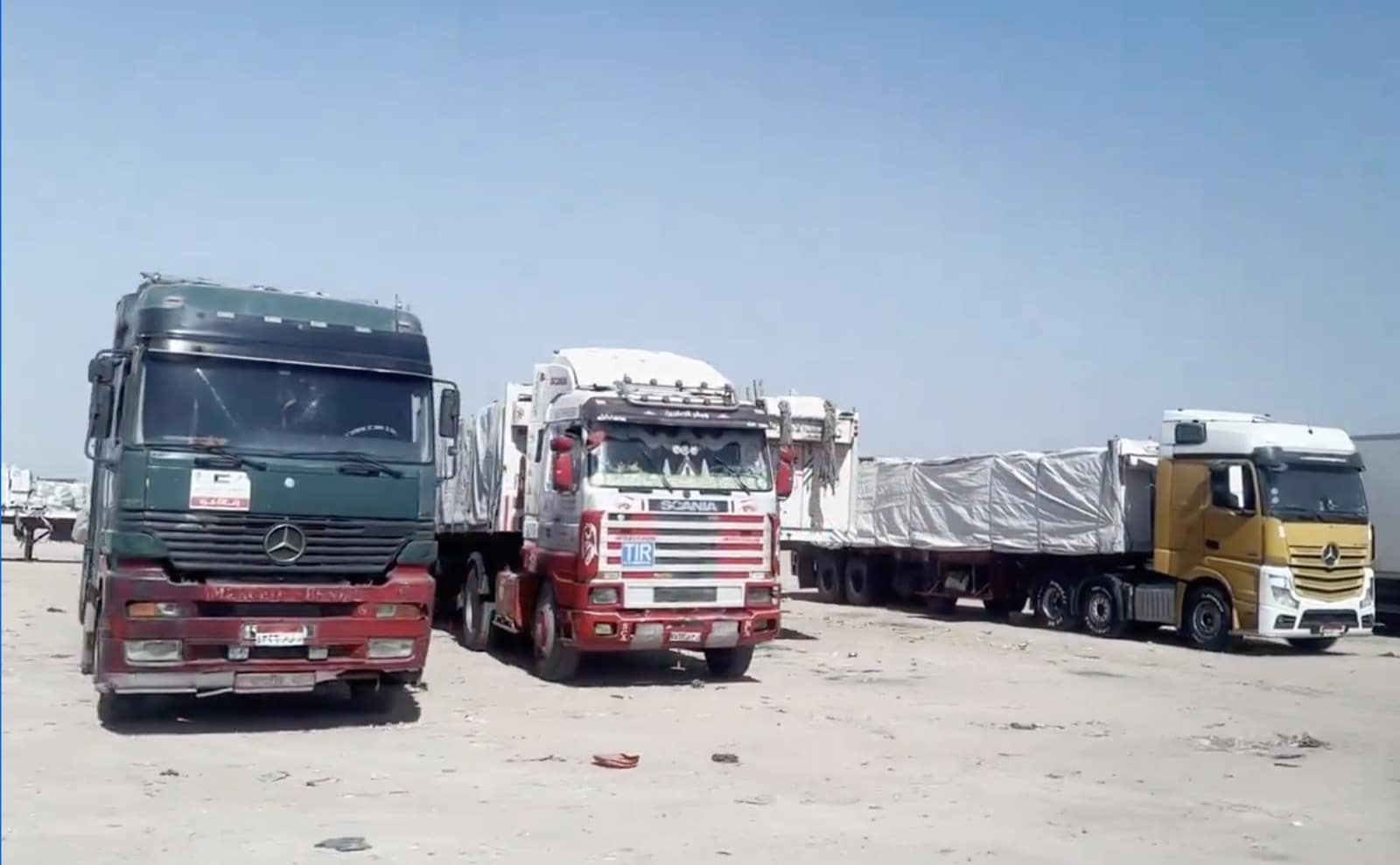 أكثر من 2000 شاحنة مساعدات عالقة بمعبر رفح