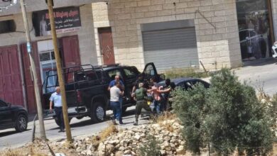 اعتقال أحد منفذي السطو المسلح على بنك في دار صلاح قرب بيت لحم بعد مطاردته برفقة الأهالي في برية زعترة