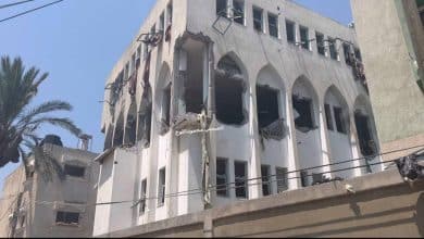 أكثر من 20 شهيدا حتى الآن إثر غارة الاحتلال على مدرسة في دير البلح
