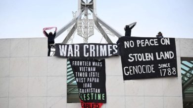 متظاهرون متضامنون مع فلسطين يصعدون فوق سطح البرلمان الأسترالي