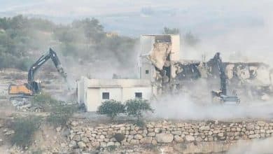 الاحتلال يهدم منزلا ومحلات تجارية في بيت عنان شمال غرب القدس المحتلة.