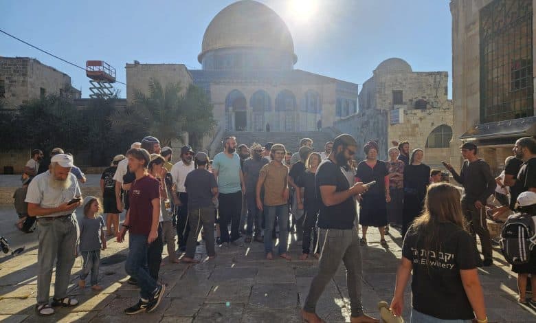 مئات المستوطنين يقتحمون المسجد الأقصى المبارك