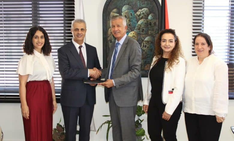 البنك العربي وإنجاز فلسطين يجددان اتفاقية برنامج "تحسين البيئة المدرسية" للعام العاشر على التوالي