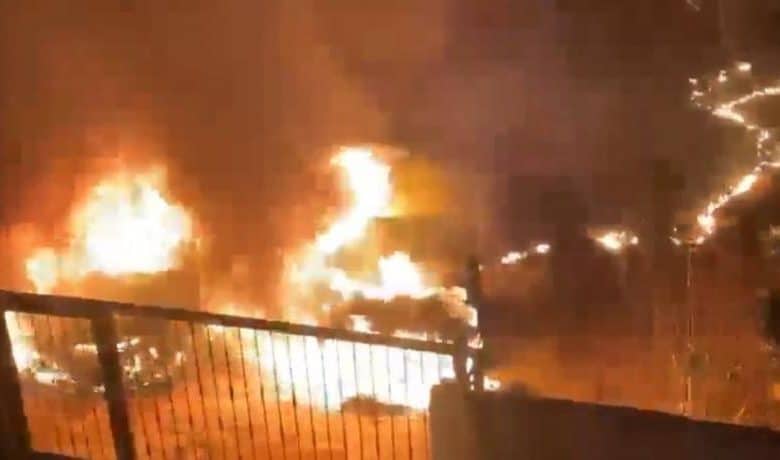 مستوطنون يحرقون مركبات للمواطنين في بلدة المزرعة الغربية شمال رام الله