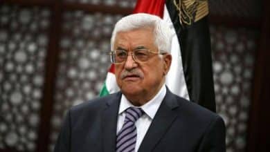أكد الرئيس أنه مهما كان جبروت الاحتلال وبشاعته، فهو إلى زوال، وسنواصل العمل من أجل الحصول على حقوق الشعب الفلسطيني في تقرير مصيره، وفي نيل حريته واستقلاله على أرضه وأرض أجداده، وتجسيد دولته المستقلة بعاصمتها القدس الشرقية. وقال الرئيس، في كلمته لمناسبة اليوم العالمي للتضامن مع الشعب الفلسطيني، إن العالم أجمع بات على يقين أن السبب الرئيس لغياب الأمن والاستقرار في الشرق الأوسط هو وجود هذا الاحتلال، الذي يجب أن يزول عن أرض دولة فلسطين بعاصمتها القدس الشرقية. وأضاف أن المجتمع الدولي اعتمد هذا اليوم العالمي لمساندة حقوق شعبنا، وفي مقدمتها حقه بتقرير المصير وفي استقلال دولته، الأمر الذي يقتضي اتخاذ خطوات عملية وجذرية لمواجهة المخاطر المحدقة بإمكانية تحقيق السلام العادل والشامل المستند للشرعية الدولية ومبادرة السلام العربية. وأكد الرئيس أن تجاهل الحقوق المشروعة للشعب الفلسطيني على مدار 76 عاماً الماضية، والتعامل مع دولة الاحتلال أنها دولة فوق القانون الدولي، وتوفير الحماية لها للإفلات من المساءلة والمحاسبة ومن العقاب على جرائمها، بل وتقديم الدعم المالي والعسكري لها، شجعها على تحدي الشرعية الدولية والقانون الدولي والتمادي في عدوانيتها على كافة المستويات. وتساءل الرئيس: إلى متى سيبقى العالم صامتا عاجزا عن ردع دولة الاحتلال عن جرائمها، ومحاسبتها لإجبارها على الالتزام بالقانون الدولي كباقي دول العالم؟ وقال إن الطريق الوحيد لوقف التصعيد الخطير الذي تشهده المنطقة، والحفاظ على الاستقرار والأمن والسلم الإقليميين والدوليين، هو حل القضية الفلسطينية استنادا لقرارات الشرعية الدولية.