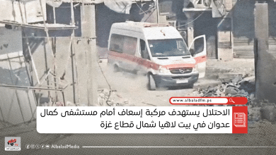 الاحتلال يستهدف مركبة إسعاف أمام مستشفى كمال عدوان