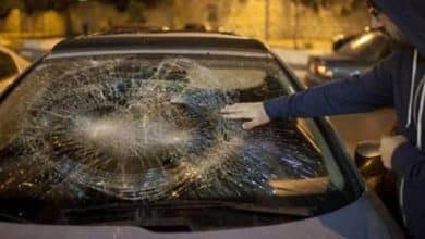 مستوطنون يهاجمون بالحجارة مركبات المواطنين على طريق نابلس- رام الله