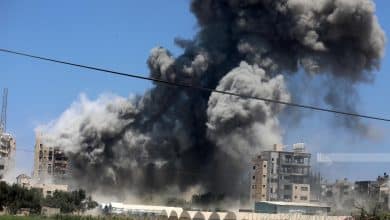 استشهد 3 مواطنين وأصيب عدد من المواطنين بجروح، اليوم الخميس، في قصف الاحتلال منزلا في مخيم النصيرات وسط قطاع غزة. وأفادت مصادر محلية، بأن غارة لجيش الاحتلال استهدفت منزلا بالمخيم، ما أدى إلى استشهاد ثلاثة مواطنين وأصيب عدة مواطنين آخرين بجروح. كما أطلقت آليات الاحتلال نيرانها اتجاه محيط منطقة تل الهوى، ومنطقتي الميناء وأنصار بمدينة غزة، فيما أطلق الاحتلال بشكل متقطع نحو شرقي مخيم المغازي وسط القطاع. وأطلقت مروحيات الاحتلال نيرانها على وسط وشرقي مدينة رفح، وشرقي بلدة خزاعة والفخاري شرق خان يونس جنوب قطاع غزة. وتواصل قوات الاحتلال الإسرائيلي عدوانها على قطاع غزة، برا وبحرا وجوا، منذ السابع من تشرين الأول/ أكتوبر 2023، ما أسفر عن استشهاد 44,532 مواطن، أغلبيتهم من النساء والأطفال، وإصابة 105,538 آخرين، في حصيلة غير نهائية، إذ لا يزال آلاف الضحايا تحت الركام وفي الطرقات ولا تستطيع طواقم الإسعاف والإنقاذ الوصول إليهم.