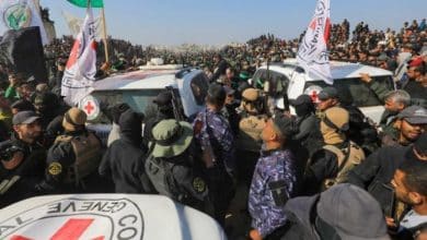 من أمام منزل الشهيد السنوار المدمر في خان يونس.. المقاومة تسلم الاسيرين أربيل يهود وغادي موزيس