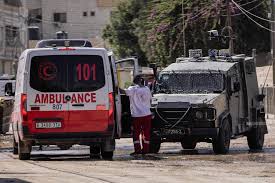 أفادت جمعية الهلال الأحمر، بأن طواقمها في جنين استلمت 3 إصابات بشظايا القصف لمواطنات في الخمسينات من عمرهن. وأكدت الجمعية، أن طواقمها استلمت المواطنات الثلاث من جيش الاحتلال الإسرائيلي على حاجز الجلمة العسكري، وجرى نقلهن إلى المستشفى. وكان طائرة حربية تابعة لجيش الاحتلال الإسرائيلي، قصفت اليوم الخميس، مبنى داخل مخيم جنين، بصاروخين، في وقت ما زال فيه طيران الاحتلال يحلق في سماء المخيم. يذكر أن قوات الاحتلال تحاصر المخيم بشكل كامل منذ 10 أيام، وتعرقل وصول الإسعاف إلى داخله كما تمنع الطواقم الصحفية من الدخول إليه للتغطية.