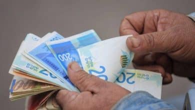أعلنت وزارة المالية، أنه سيتم البدء بصرف رواتب الموظفين العموميين عن شهر تشرين الثاني 11/2024، اليوم الاثنين، بنسبة لا تقل عن 70%، وبحد أدناه 3500 شيقل. وأكدت الوزارة، أن بقية المستحقات القائمة هي ذمة لصالح الموظفين، وسيتم صرفها عندما تسمح الإمكانيات المالية بذلك.