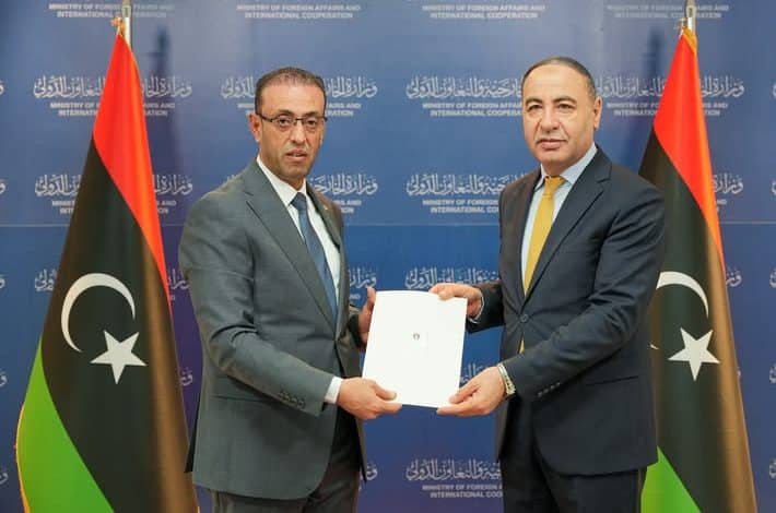 السفير رحال يقدم نسخة من أوراق اعتماده سفيرا لدولة فلسطين لدى ليبيا