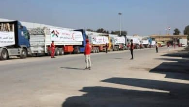 شاحنات المساعدات الاغاثية تبدأ بالدخول إلى غزة