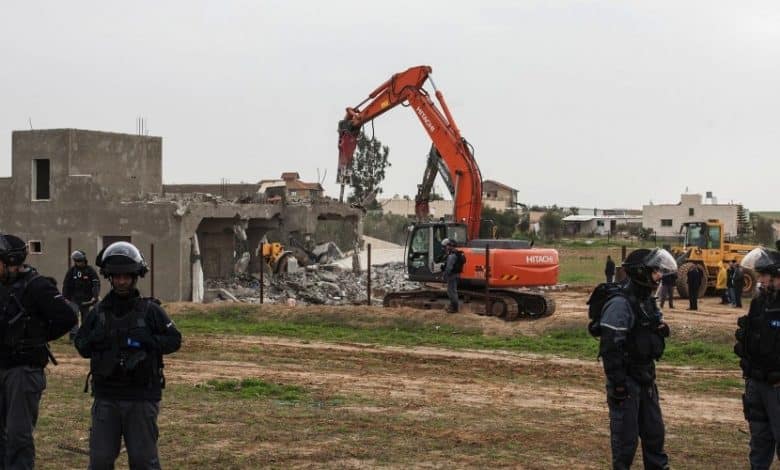 سلطات الاحتلال تهدم محلات تجارية جنوب مدينة جنين