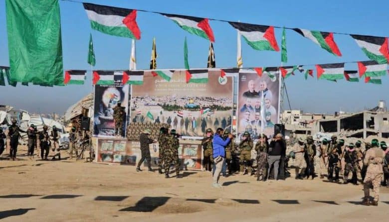 استطلاع: 55% يؤيدون الانتقال إلى المرحلة الثانية من الصفقة