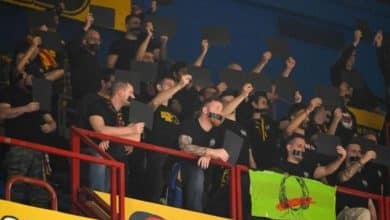 مشجعو برشلونة يهتفون لفلسطين خلال مباراة ضد فريق إسرائيلي في الدوري الأوروبي لكرة السلة
