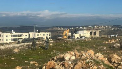 اقتحمت قوة من جيش الاحتلال، يرافقها جرافتان، صباح اليوم الثلاثاء، قرية دير إبزيع، غرب رام الله، وهدمت منزلا مكون من طابقين بذريعة البناء بدون ترخيص. وتعود ملكية المنزل المستهدف للمواطن إيهاب السعافين، ويعيش فيه 16 فردا، وتبلغ مساحته 200 متر مربع. وأفادت مصادر محلية بأن10 آليات عسكرية اقتحمت القرية برفقة جرافتين وشرعت بتنفيذ عملية هدم لمنزل في القرية.
