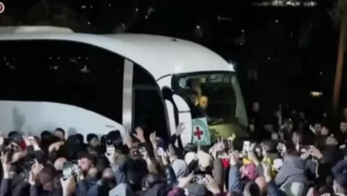 أفرجت سلطات الاحتلال الإسرائيلي مساء أمس الأربعاء وفجر اليوم الخميس، عن الدفعة السابعة من الأسرى أصحاب المؤبدات والأحكام العالية من سجني عوفر والمسكوبية، في صفقة "طوفان الأحرار" ضمن تفاهمات وقف إطلاق النار وتبادل الأسرى بين فصائل المقاومة و"إسرائيل"، فيما سلمت المقاومة جثث الأسرى الإسرائيليين الأربعة للصليب الأحمر الدولي في قطاع غزة. وفي وقت سابق من يوم الأربعاء، أعلن أبو عبيدة، الناطق باسم كتائب الشهيد عز الدين القسام، الجناح العسكري لحركة المقاومة الإسلامية (حماس)، اليوم الأربعاء، تسليم جثامين 4 أسرى إسرائيليين الليلة. وقال أبو عبيدة في بيان نشر على صحفته بتطبيق "تلغرام"، إن الجثامين الأربعة هي للأسرى اتساحي عيدان، وايتسيك الجريط، وأوهاد يهلومي، وشلومي منصور. في السياق، وصلت حافلات تقل أسرى فلسطينيين مفرج عنهم من سجون الاحتلال الإسرائيلي إلى مدينة رام الله. وتجمع المئات من المواطنين في رام الله، لاستقبال الأسرى المقرر الإفراج عنهم ضمن الدفعة السابعة لاتفاق وقف إطلاق النار وتبادل الأسرى بين إسرائيل والمقاومة. واحتشد ذوو الأسرى وممثلو جهات رسمية ومنظمات حقوقية في قصر رام الله الثقافي لاستقبال الأسرى المحررين. وفجر اليوم الخميس، وصلت 12 حافلة، محملة بالأسرى المحررين، إلى خانيونس جنوبي قطاع غزة. بينما نُقل آخرون (مصابون ومرضى) إلى المشفى الأوروبي لتدهور حالتهم الصحية. وأظهرت صور عددا من الأسرى وتبدو عليهم آثار إصابات مختلفة. وفي ذات السياق، تسلمت السلطات المصرية 97 أسيرا ونقلتهم إلى أراضيها؛ وهم ممن سيتم إبعادهم خارج فلسطين المحتلة. وكان مكتب إعلام الأسرى، قد أعلن أن من بين الدفعة السابعة للأسرى، 43 سيفرج عنهم إلى الضفة و97 من المقرر إبعادهم للخارج، و456 إلى غزة و24 من الأسيرات والأطفال.