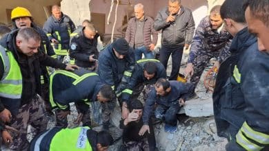 الدفاع المدني يخلي أحد المحاصرين من البناية المهدمة بمخيم جنين