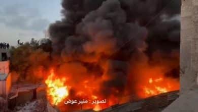 حريق ضخم في مخازن مواد تموينية في شارع النصر غرب غزة