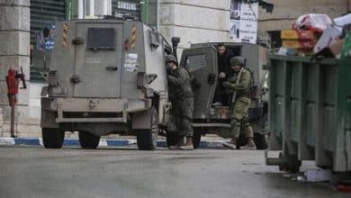 الاحتلال يشن حملة مداهمات واعتقالات في الضفة طالت 21 مواطنا بينهم زوجة أسير