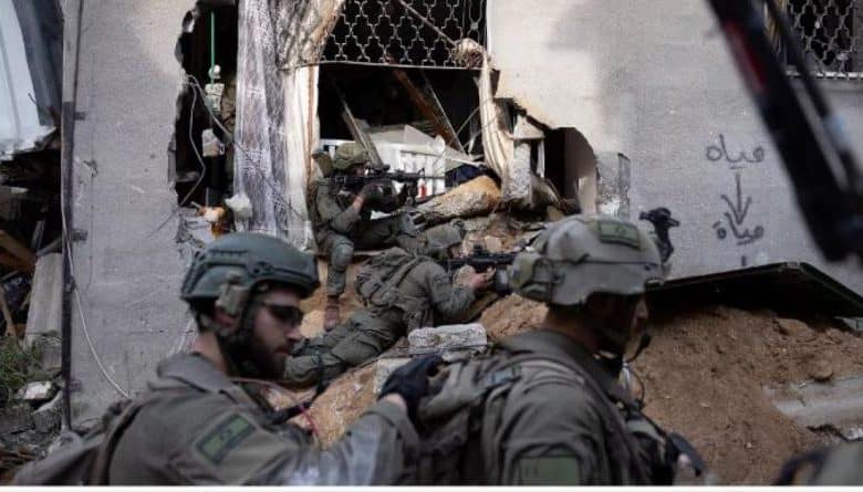 ضابط في جيش الاحتلال يكشف: الجنود يستخدمون المدنيين في غزة دروعًا بشرية بشكل يومي