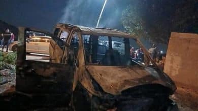 مستوطنون يحرقون ممتلكات ومركبات في خربة المناجم جنوب نابلس